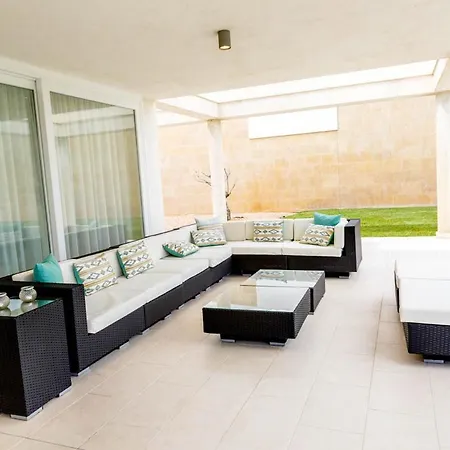 Villa Sleeps 10 With Pool Air Con And Wifi